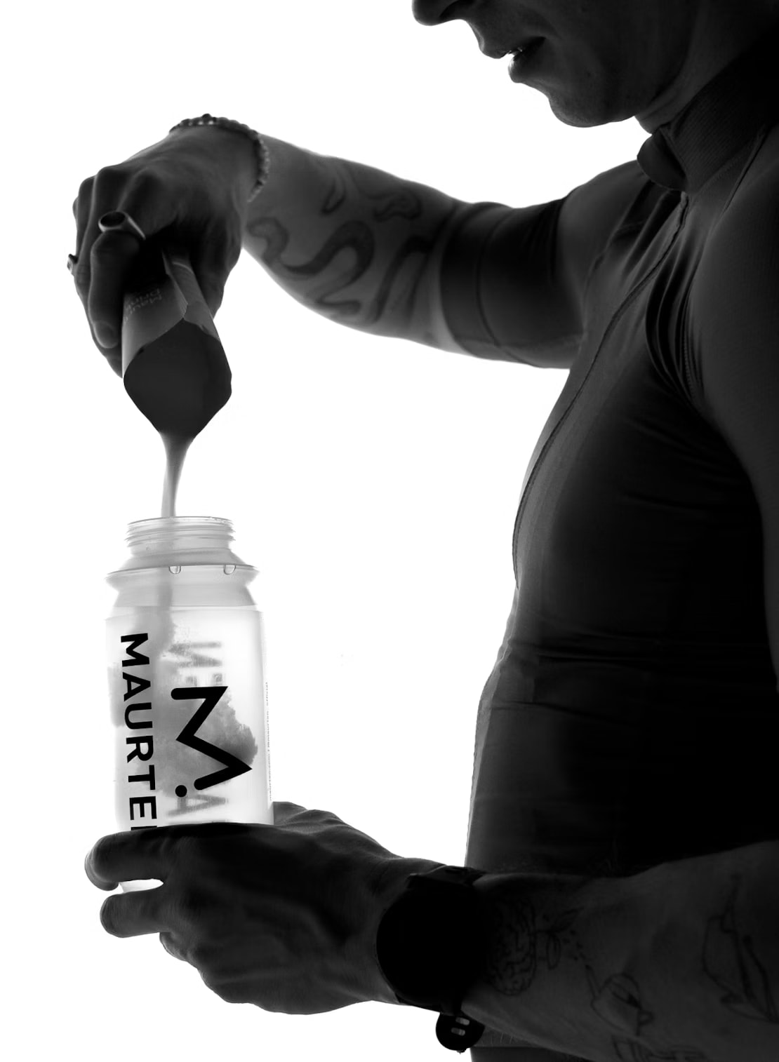 Atleta preparando Maurten Drink Mix 160 en botella